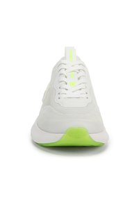 Baskets blanches avec une tige en maille, accents vert fluo sur la semelle et les lacets, bout arrondi et col rembourré.