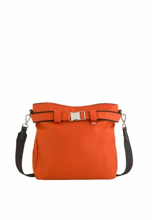 Bolso de hombro naranja con correa negra ajustable y hebilla plateada en el frente, con un diseño liso y estructurado.