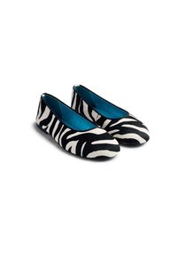 Bailarinas a rayas de cebra en blanco y negro con un acabado suave y texturizado y forro interior azul. Diseño de punta redondeada y suela plana.