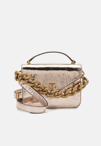 Borsa a mano in oro rosa metallico con finitura texturizzata, caratterizzata da una tracolla in catena dorata e un accento logo. Forma rettangolare compatta con manico superiore.
