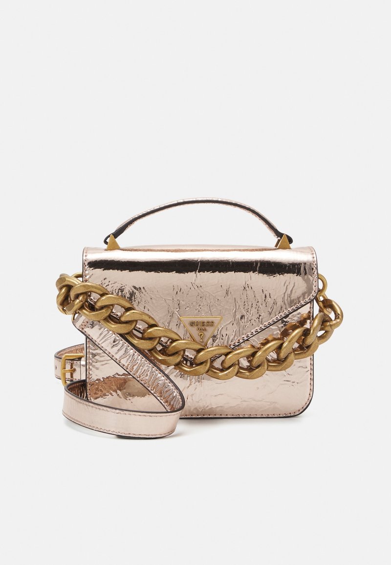 Borsa a mano in oro rosa metallico con finitura texturizzata, caratterizzata da una tracolla in catena dorata e un accento logo. Forma rettangolare compatta con manico superiore.