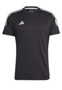 Svart atletisk t-shirt tillverkad av syntetiskt material, med vita tre-sträckiga detaljer på axlarna och en liten vit logotyp på bröstet.