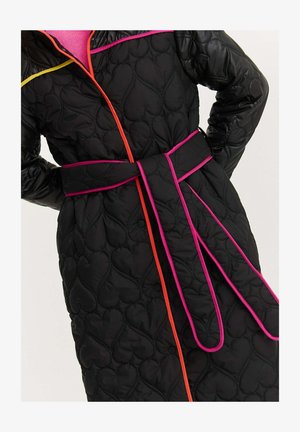 Czarna pikowana kurtka z wzorem serc, akcentowana różowymi, pomarańczowymi i żółtymi wykończeniami. Posiada pasek w talii oraz zapięcie na napy.