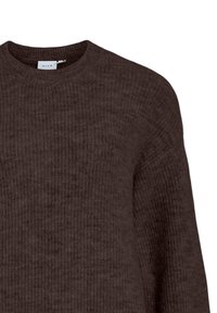 Temno rjav pleten pulover z okroglim izrezom, ki ima strukturo z ribjim vzorcem in sproščen kroj. Oznaka vidna ob vratu.