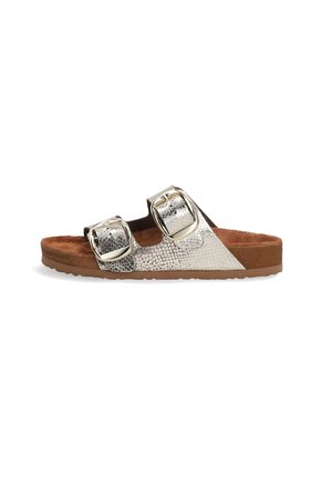 Metallisch silberner Slide-Sandal mit zwei verstellbaren Schnallen, einer strukturierten Oberfläche und einem braunen, gepolsterten Fußbett sowie einer Sohle.