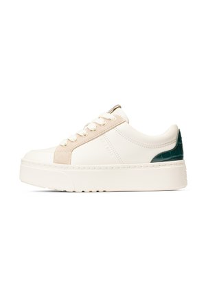 Witte leren sneaker met een beige suède accent en een groene krokodilpatroon hiel, voorzien van platte veters en een dikke platformzool.