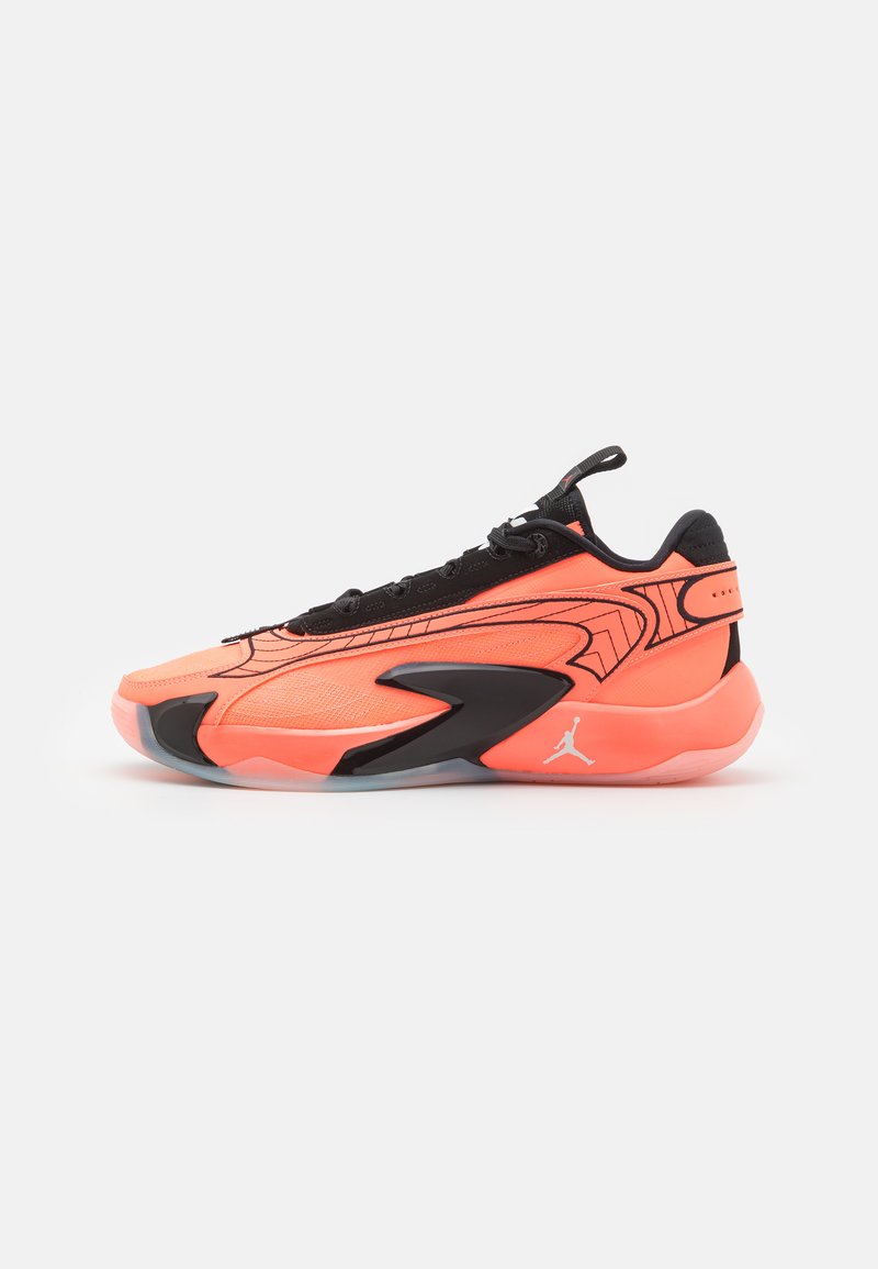 Orange sportsko med en tekstureret mesh-overdel, sorte accenter og en gummisål. Har et karakteristisk bølge mønster og snøresystem.