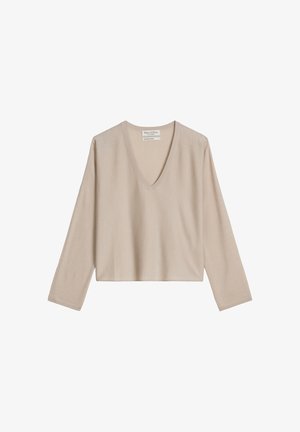Beige trui met lange mouwen en V-hals, met geribbelde randen, licht cropped fit en een zichtbaar merkembleem aan de binnenkant van de halslijn.