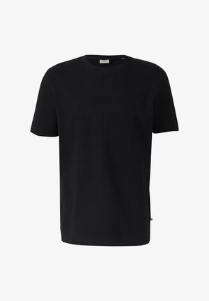 Czarny t-shirt z krótkim rękawem i okrągłym dekoltem, z małą białą metką przyszytą na linii szyi, po wewnętrznej stronie kołnierzyka.