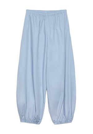 Jasnoniebieskie luźne spodnie z elastycznym paskiem w talii i elastycznymi ściągaczami przy kostkach, zaprojektowane dla wygodnego codziennego noszenia.