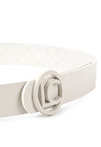 Cinturón de color beige claro con un acabado liso, con una hebilla metálica circular que presenta un logo de "LC". El lado interior muestra un patrón sutil.