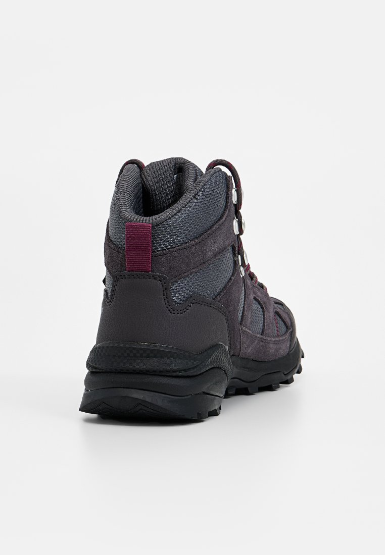 Półwysokie buty trekkingowe w ciemnoszarym i bordowym kolorze, z siateczki i zamszu, odblaskowymi oczkami i solidną czarną gumową podeszwą.