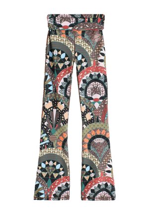 Pantalon à jambes larges avec des motifs géométriques et floraux colorés dans des tons de vert, orange, bleu, marron et noir sur fond blanc.