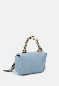 Pikowana, jasnoniebieska torebka na złotym łańcuszku z wzorzystym paskiem materiałowym. Prostokątny kształt, gładka skórzana struktura, kompaktowy design.