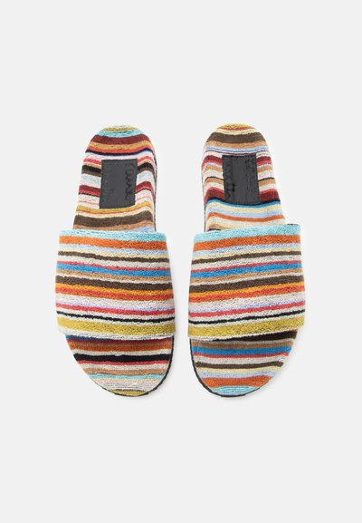 Ζευγάρι ανοιχτές παντόφλες με πολύχρωμες οριζόντιες ρίγες και φαρδιές υφασμάτινες λωρίδες σε λευκό φόντο.
