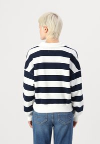 Abercrombie & Fitch ESSENTIAL JOHNNY  - Bluză de molton - cloud dancer/navy