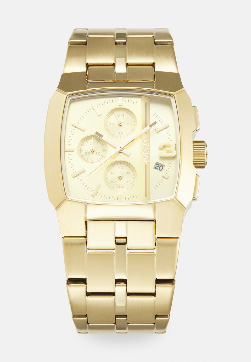 Goldfarbene Edelstahl-Armbanduhr mit quadratischem Ziffernblatt, Chronograph-Subziffernblättern, Datumsanzeige und polierter Gliederarmband. Minimalistische Designelemente.