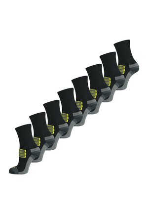 Chaussettes noires mi-mollet avec une texture côtelée et des accents gris. Présentent des rayures jaunes sur les côtés. Arrangées en ligne diagonale.