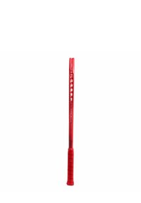 Rode tennisracket met een gestructureerde grip en zichtbaar snarenpatroon, verticaal weergegeven tegen een witte achtergrond.