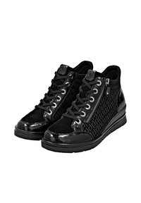 Baskets montantes noires en cuir verni lisse et tissu texturé, avec des lacets, une fermeture éclair sur le côté et une semelle en caoutchouc.