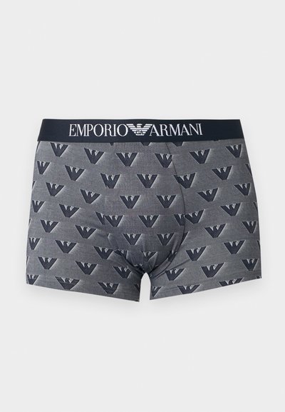 Γκρι ανδρικά σλιπ boxer με επαναλαμβανόμενο μοτίβο του αετού Emporio Armani και μαύρη ζώνη μέσης με λευκή επιγραφή και λογότυπο Emporio Armani.