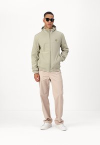 Lyle & Scott Allvädersjacka - sage uniform