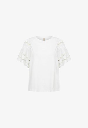 Hvid kortærmet bluse med rund halsudskæring og udflarede blonderærmer med bølgede kanter og udskårne mønstre.