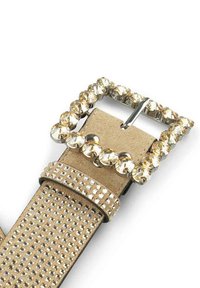 Cinturón dorado con una hebilla decorada con brillantes strass y una correa texturizada que presenta tachuelas metálicas a lo largo de su longitud.
