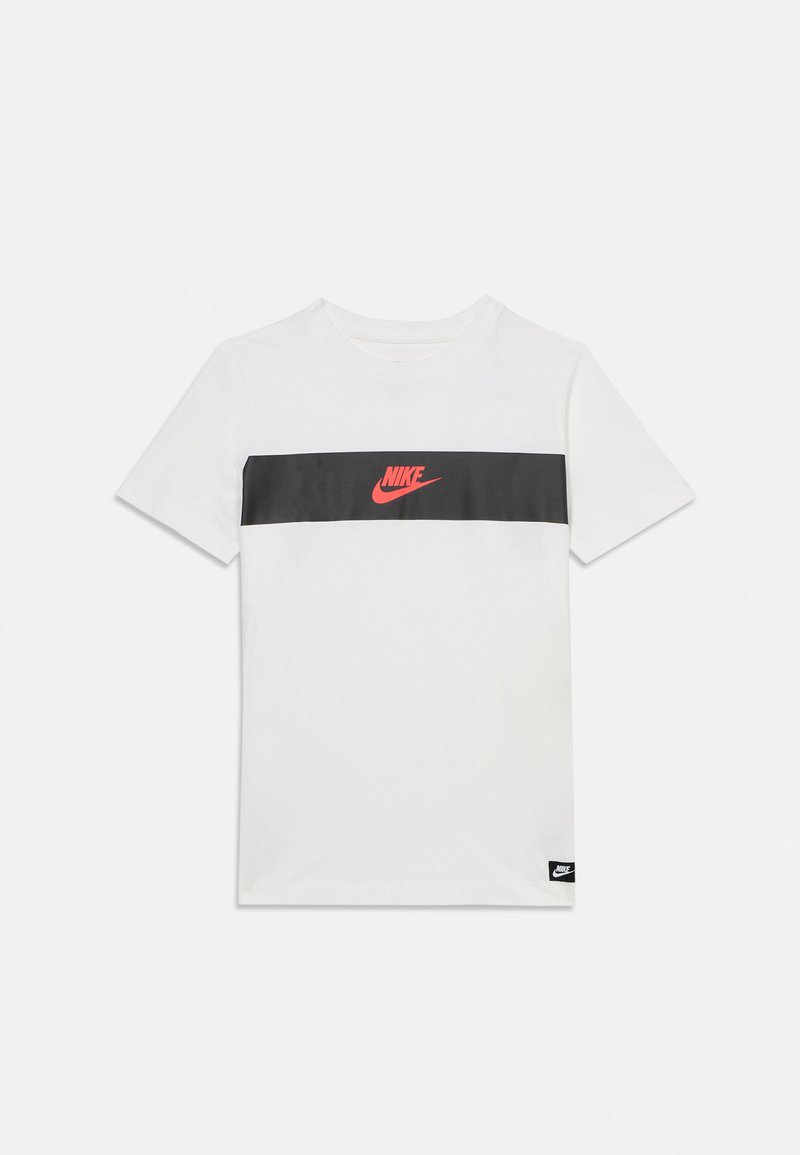 Biały T-shirt z krótkim rękawem z czarnym poziomym paskiem na wysokości klatki piersiowej oraz czerwonym logo Nike umieszczonym na środku paska.