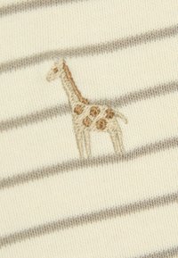 Tela a rayas en crema con líneas grises; cuenta con un jirafa bordada en tonos suaves de marrón y beige, añadiendo un detalle juguetón al diseño.