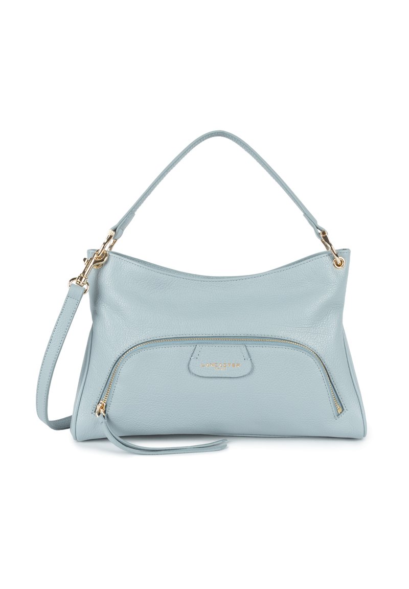 Borsa a mano in pelle blu chiaro con design curvo, dotata di una tasca frontale con zip dorata e una tracolla removibile. Accenti in hardware dorato.