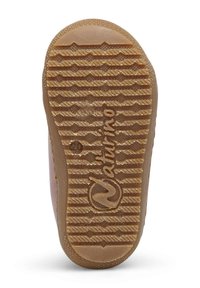 Hnědá gumová podrážka s texturovanými gripovými vzory. Obsahuje logo a velikost "20" poblíž středu. Hladké hrany a zaoblený podpatek.