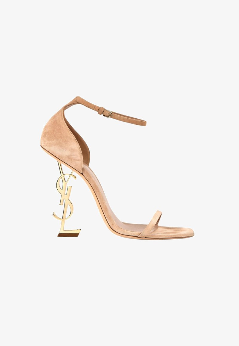 Sandale à talon haut en daim beige avec bride à la cheville et talon doré en forme de lettres entrelacées du logo YSL.