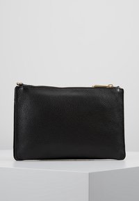 Sort læder pouch taske med tekstureret overflade, lynlåslukning og gyldne hardware detaljer. Rektangulær form, glatte kanter, minimalistisk design.