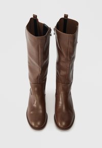 Botas de couro castanho até ao joelho com uma textura suave, fechos laterais, painéis elásticos e bico arredondado.