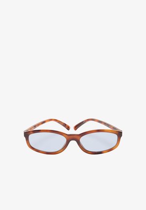 Brązowe okulary w kształcie prostokąta z muszelkowatym wzorem w odcieniach brązu, wyposażone w jasno-niebieskie szkła na białym tle.