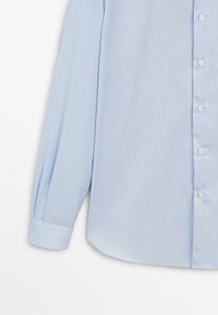 Světle modrá košile na knoflíky s jemným pruhovaným vzorem, dlouhými rukávy, zaobleným spodním lemem a bílými knoflíky, vyrobená z hladké látky.