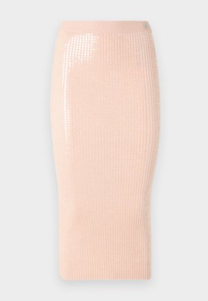 Puhaszövetből készült, lágy rózsaszín midi szoknya, függőleges bordázással és egy oldalon flitteres díszítéssel, amely testhez simuló fazonnal és rugalmas anyaggal rendelkezik.