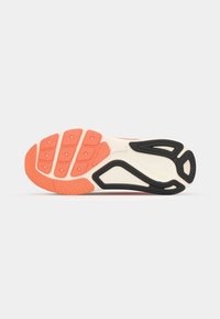 Nike-Sneaker-Sohle in Weiß, Orange und Schwarz. Verfügt über texturierte Muster, Gummiprofile und einen erhöhten Fersenbereich für besseren Halt.