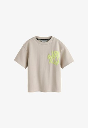 Beige korte mouwen wafelgebreid T-shirt met ronde hals en verhoogde limegroene tekst "ALLSAINTS LONDON" op de linkerborst.