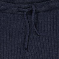 Námořnické pletené tepláky s ribbed texturou, stahovacími šňůrkami v pase a pohodlným střihem. Zaměřeno na bezešvé švy a odolný materiál.