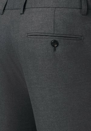 Szare dopasowane spodnie wykonane z fakturowanej tkaniny, z tylną kieszenią z czarnym guzikiem i gładkim wykończeniem.