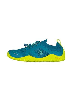 Niedrig geschnittener Sportschuh mit blauem Mesh-Obermaterial und leuchtend gelber Sohle, elastischen Schnürsenkeln und Zuglasche an der Ferse.