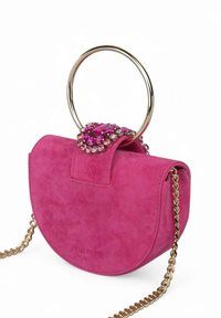 Bolso de mano de ante rosa con un cuerpo redondo, asa circular dorada y detalle de broche con joyas. Cuenta con una correa de cadena para mayor versatilidad.
