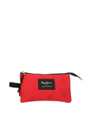 Estuche para lápices de tela roja con cremallera negra y asa, con una etiqueta negra que tiene el texto blanco "Pepe Jeans London Nineteen Seventy Three".