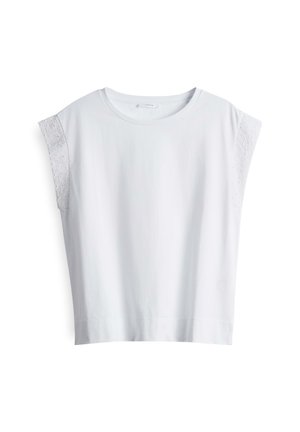 Witte top met korte mouwen, voorzien van een ronde halslijn, een effen voorkant en een gestructureerde kantaccent op de schouders. Glad materiaal, losse pasvorm.