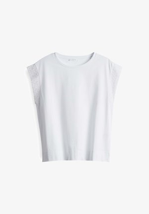 Maglietta bianca a maniche corte con scollo rotondo, parte anteriore tinta unita e dettagli in pizzo testurizzato sulle spalle. Tessuto morbido, vestibilità ampia.