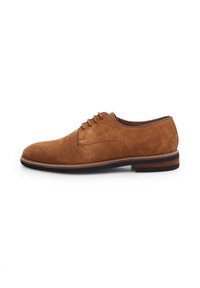 Scarpe stringate in suede marrone con una texture liscia, punta arrotondata e un tacco basso. Presentano una cucitura sottile lungo la suola.