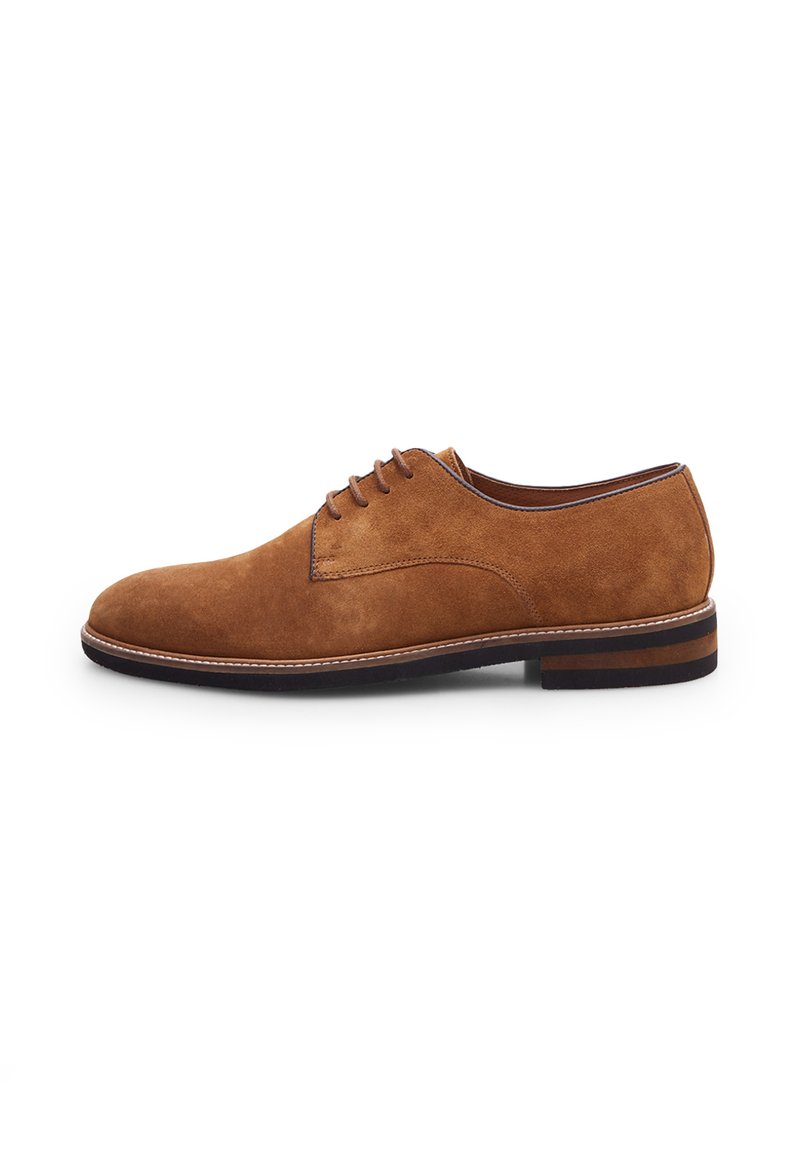 Scarpe stringate in suede marrone con una texture liscia, punta arrotondata e un tacco basso. Presentano una cucitura sottile lungo la suola.
