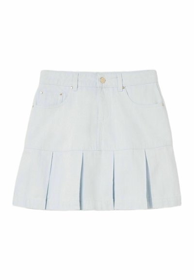 Gonna di jeans azzurro chiaro con pieghe sul fondo, design a cinque tasche, chiusura con bottone dorato e dettagli di cucitura.